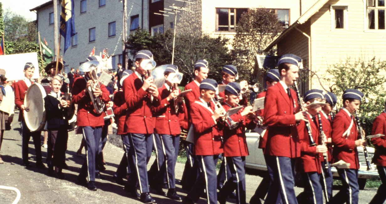 Ytre Arna Skulemusikklag ved skulen, 17.mai 1965