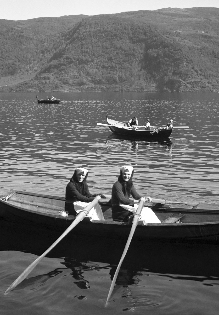 Kapproing på fjorden 17. mai 1948. Herman Vevle og Johan Hansen i fremste båt.