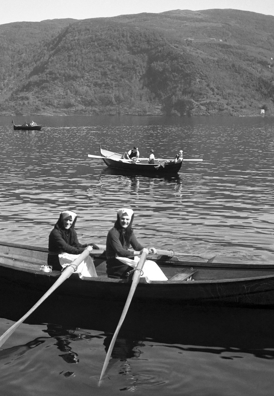 1948_17_mai_-_Ytre_Arna_-_Herman_Vevle_t.v._Jons_bror_og_Johan_Hansen_sla