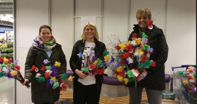 4._Sanitetskvinner_med_fastelavensris