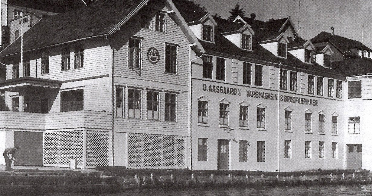 Det nymala huset til G. Aasgaard i 1945.