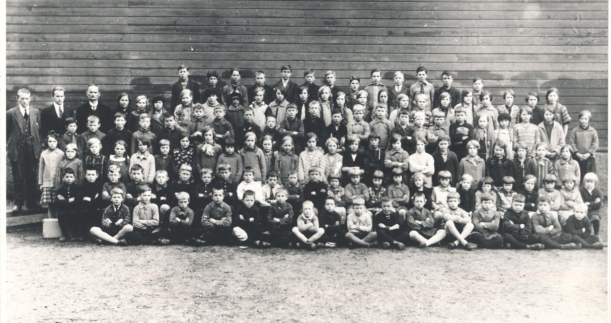 Ytre Arna skule i Haugen i 1929. 58 gutar, 62 jenter. Lærarar i femte rekkje er M.L.Revheim, Nils Kvamstø,  Mons Sletten og Magnhild Aalen.