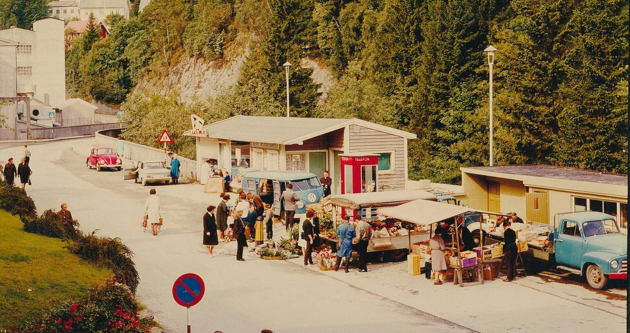 Handel på torget i Ytre Arna på 1960-talet. Foto: Per Presthus.