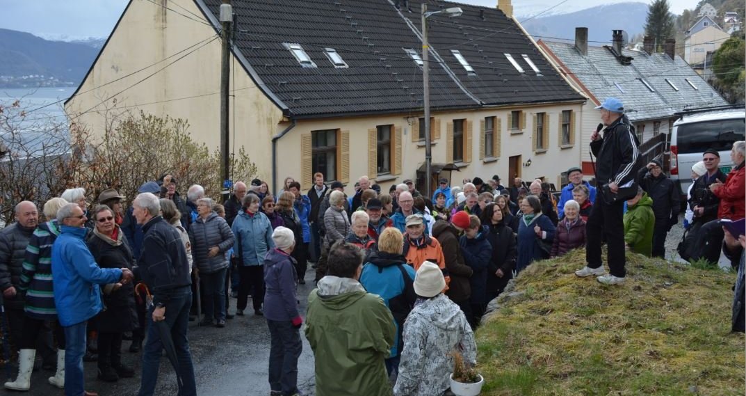 Ytre_Arna-dagen_2017_Folkevandrning_i_Nordstrandsvegen_Bilde_fra_Inge_Olse