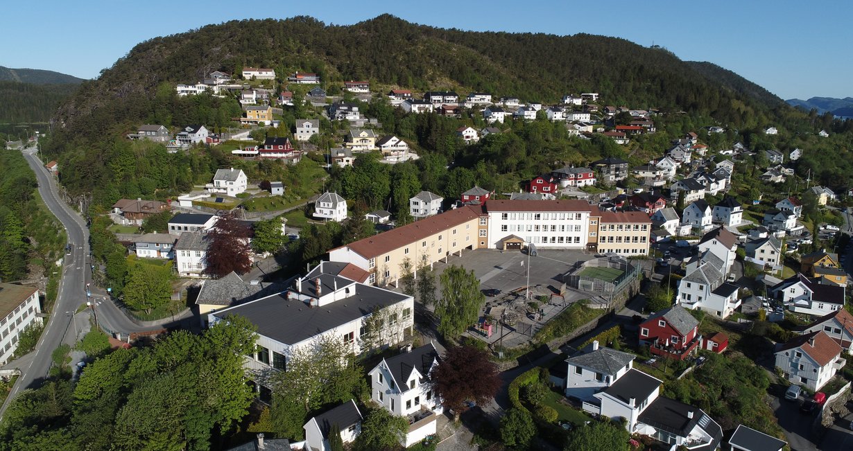 Ytre Arna skule og Tuftadalen